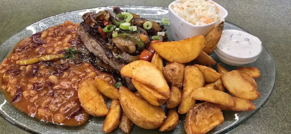 Cowboy Dream mit Steak, Bohnen und Kartoffelspalten