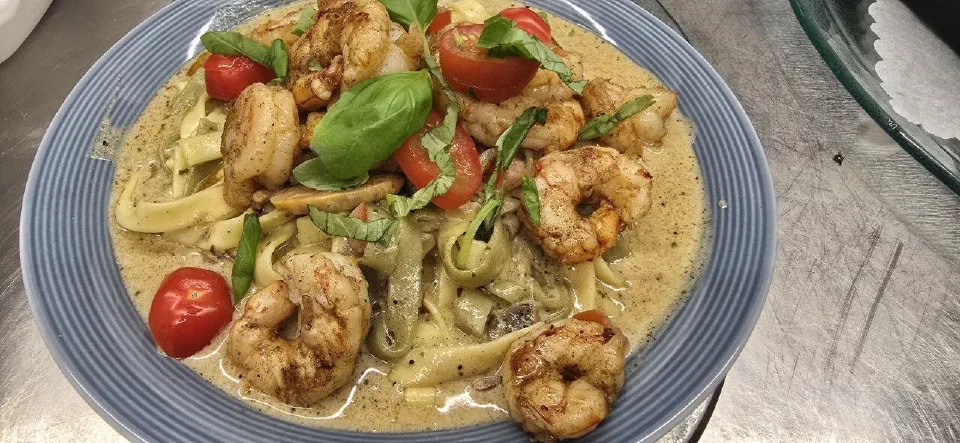 Louisiana Nudeln mit Garnelen, Tomaten und Kräutern