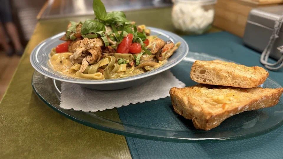 Louisiana Nudeln mit Hähnchen, Tomaten und Brot