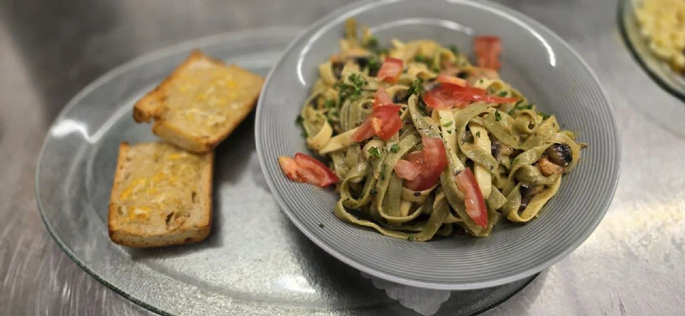 Vegetarische Louisiana Nudeln mit Tomaten und Brot